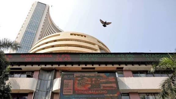 शेयर बाजार में गिरावट का झटका, Sensex 300 अंक टूटा; Nifty 24,200 के नीचे