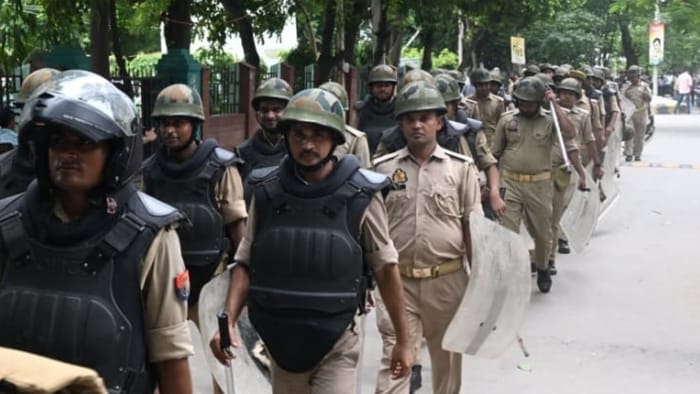 वाराणसी में तनावपूर्ण माहौल, BHU और काशी विद्यापीठ के बाहर भारी पुलिस बल तैनात